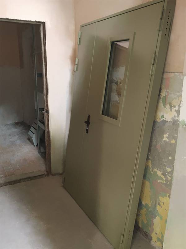 Дверь перед монтажом (подъезд, ул. Архитектора Власова)