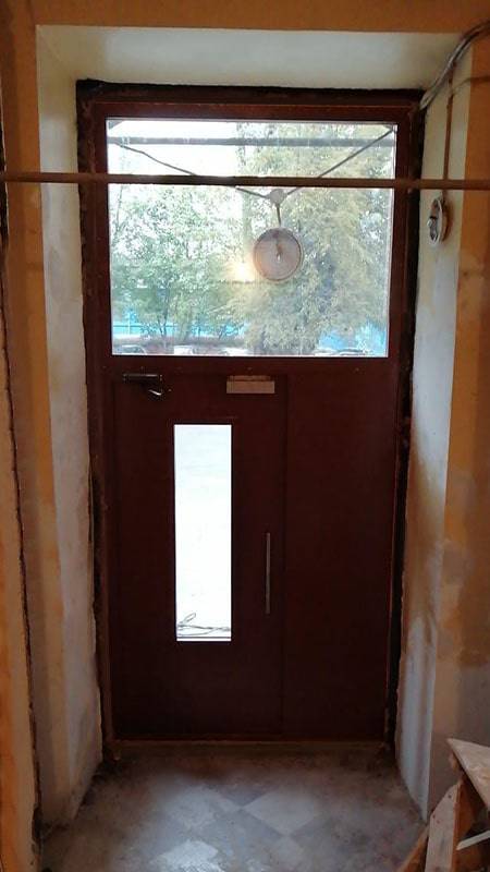 Вид изнутри подъезда